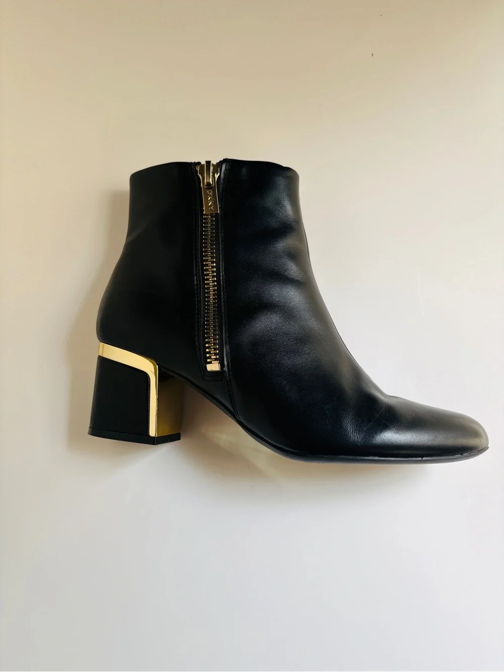 N/A sleek dkny